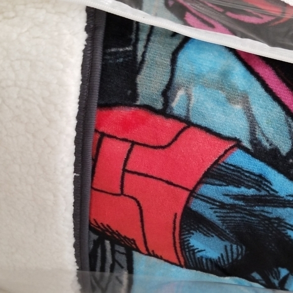 Marvel Avengers Silk Touch/Sherpa Throw - Picture 6 of 8